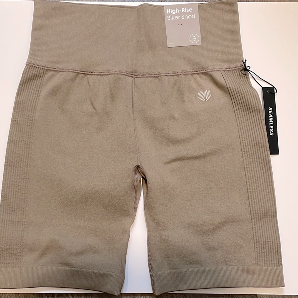 Seamless high-rise biker shorts in Taupe